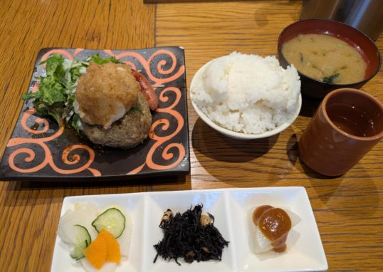 Hamburger steak topped with grated daikon radis
