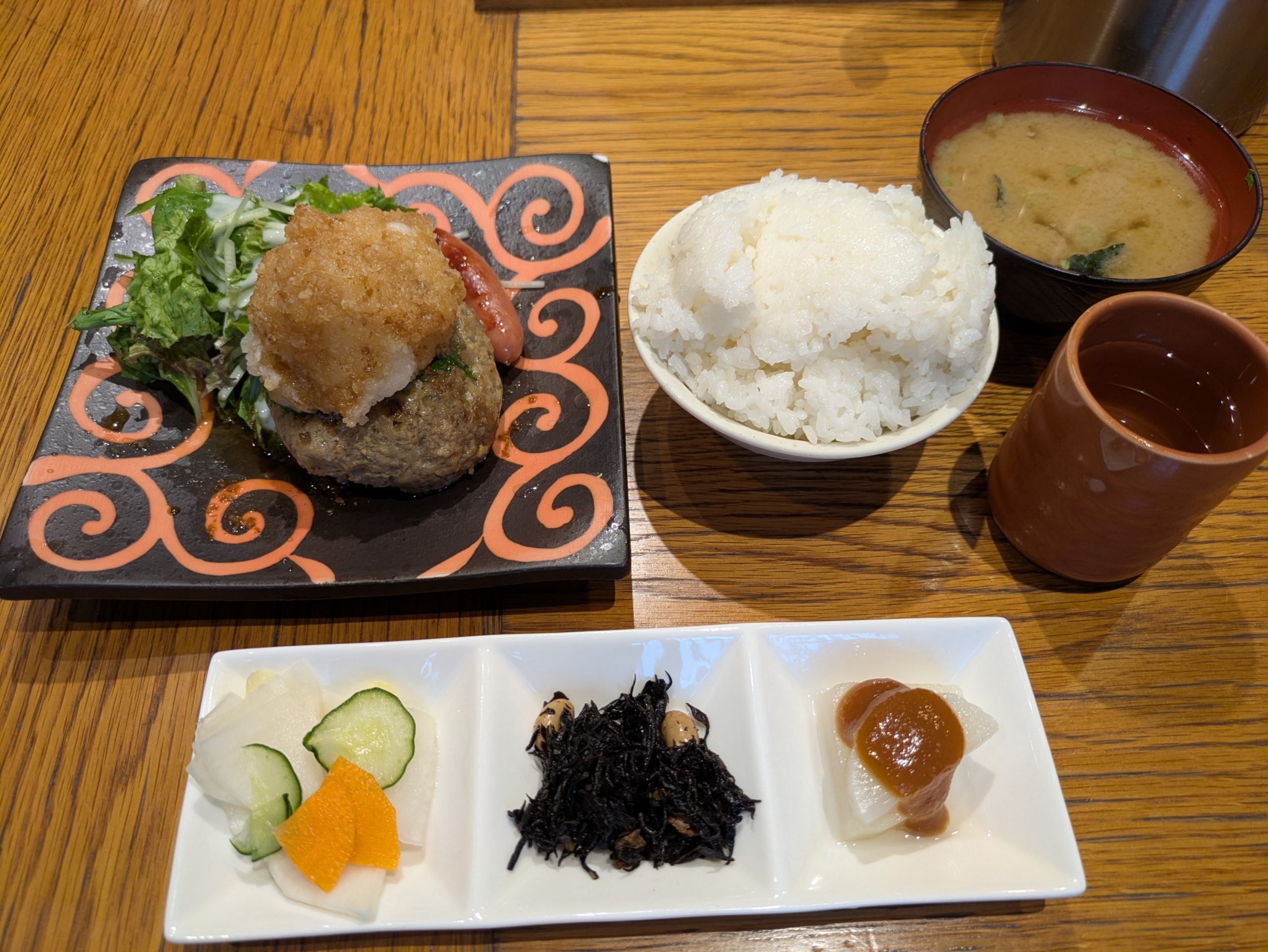 Hamburger steak topped with grated daikon radis
