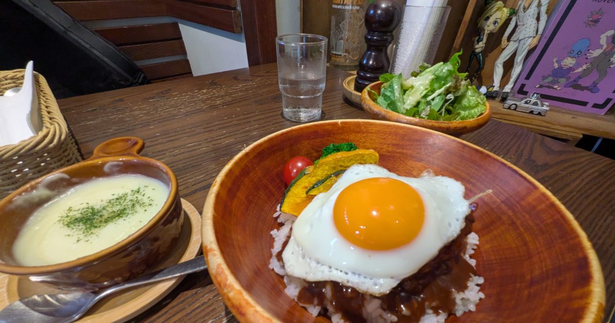 I ate loco moco at a restaurant that serves delicious mashed potatoes.