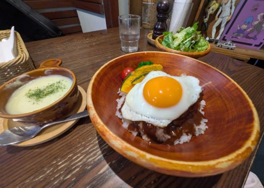 I ate loco moco at a restaurant that serves delicious mashed potatoes.