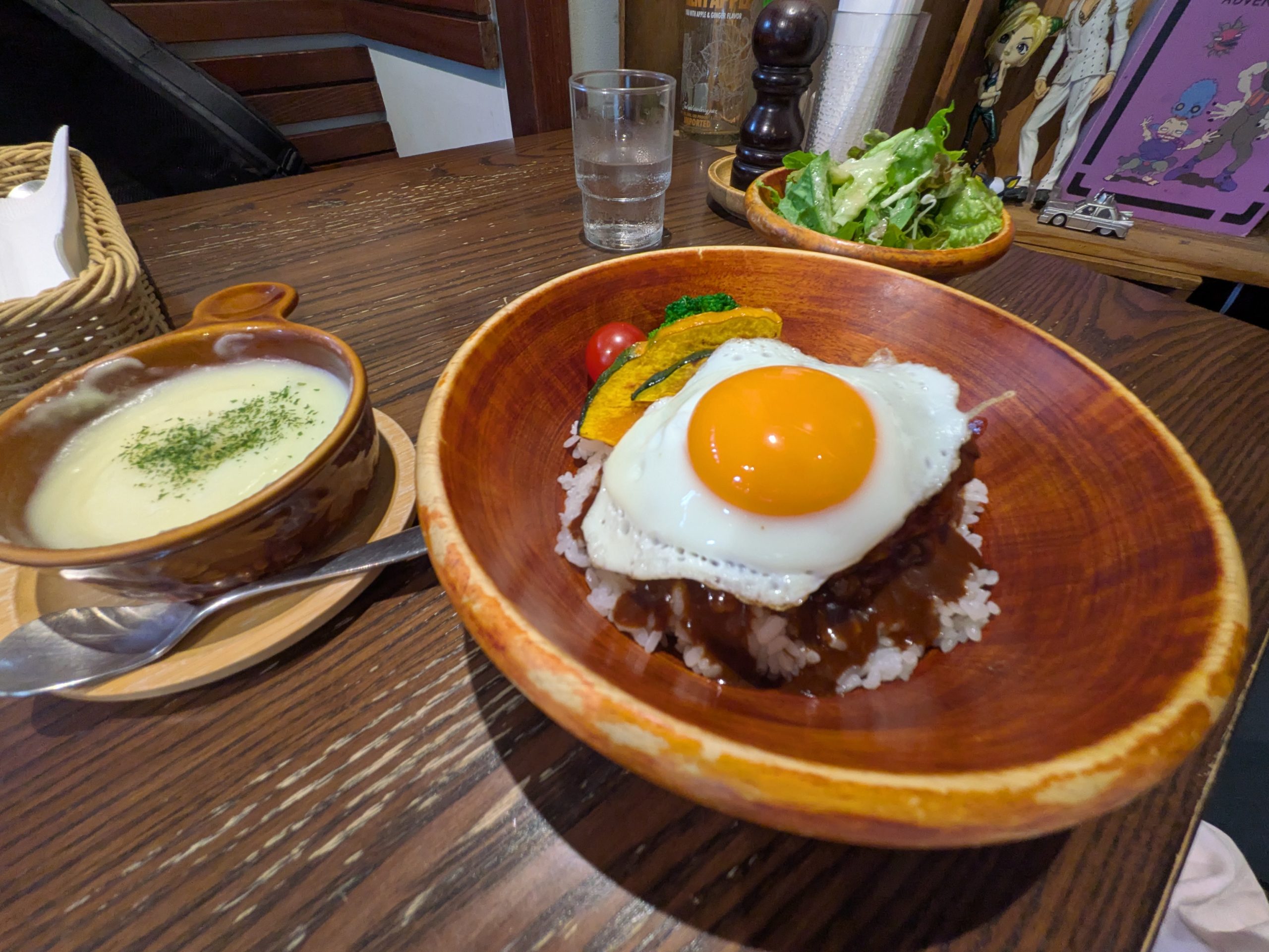 I ate loco moco at a restaurant that serves delicious mashed potatoes.