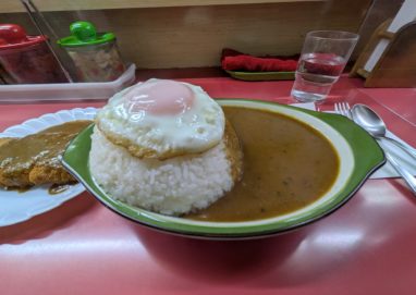 The huge portions of curry at Shukuria, a restaurant loved in Shonan/Fujisawa for over 50 years, were amazing.