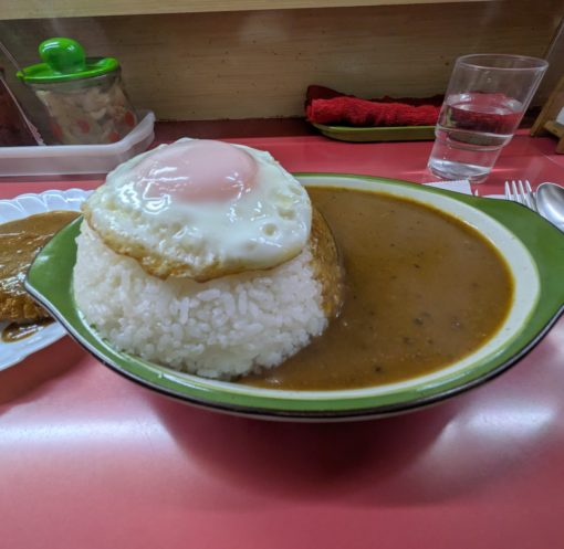 The huge portions of curry at Shukuria, a restaurant loved in Shonan/Fujisawa for over 50 years, were amazing.
