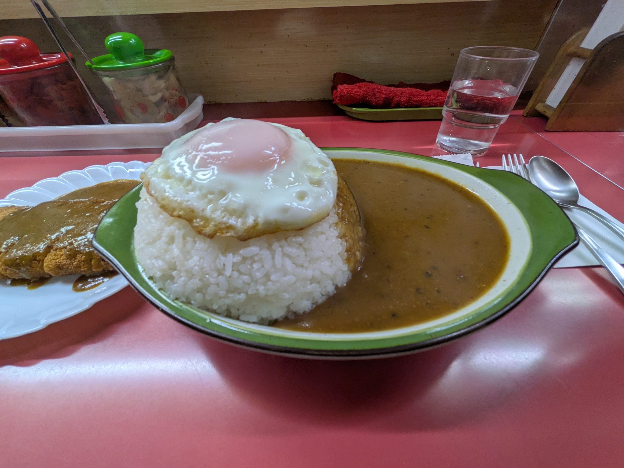 The huge portions of curry at Shukuria, a restaurant loved in Shonan/Fujisawa for over 50 years, were amazing.